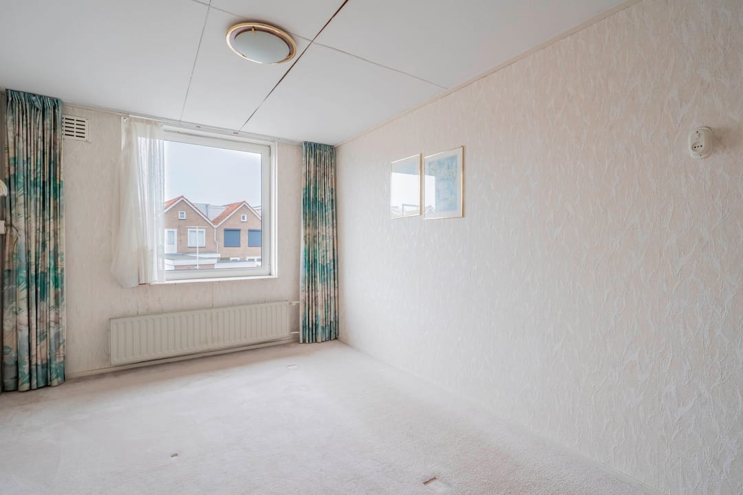 Family Home with Renovation Potential in the Popular Bloemenbuurt of Volendam — 32
