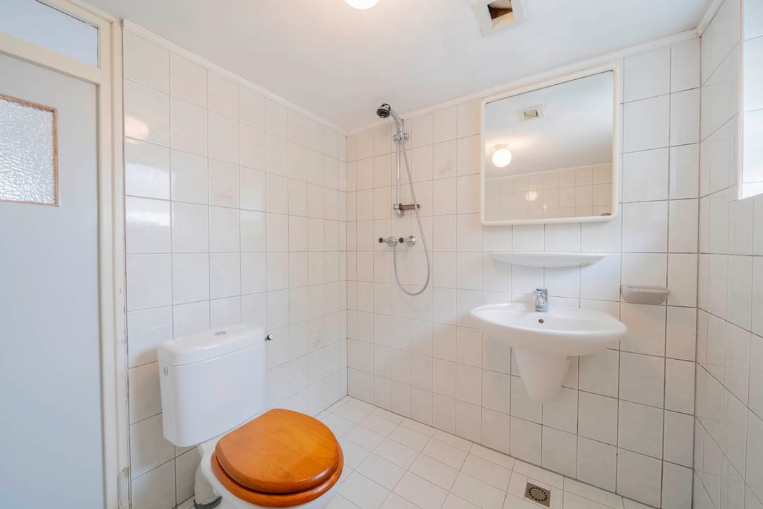 Family Home with Renovation Potential in the Popular Bloemenbuurt of Volendam — 38