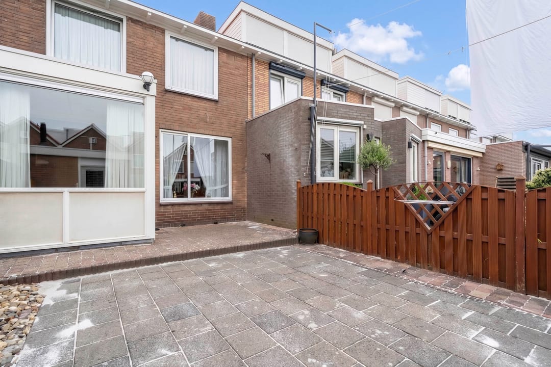 Family Home with Renovation Potential in the Popular Bloemenbuurt of Volendam — 22