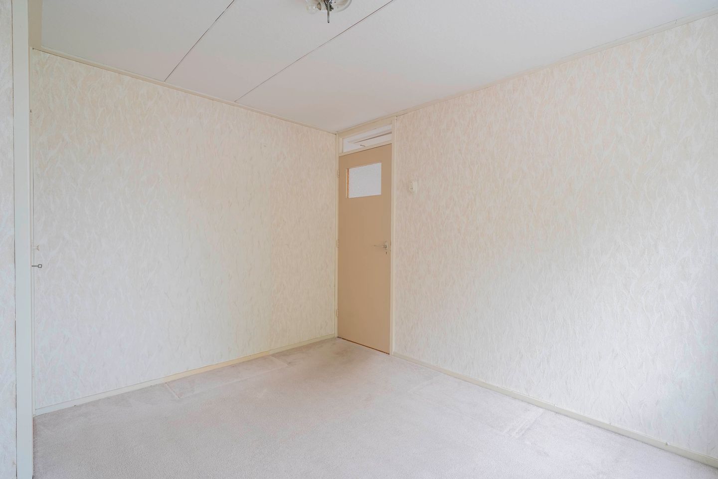 Family Home with Renovation Potential in the Popular Bloemenbuurt of Volendam — 35