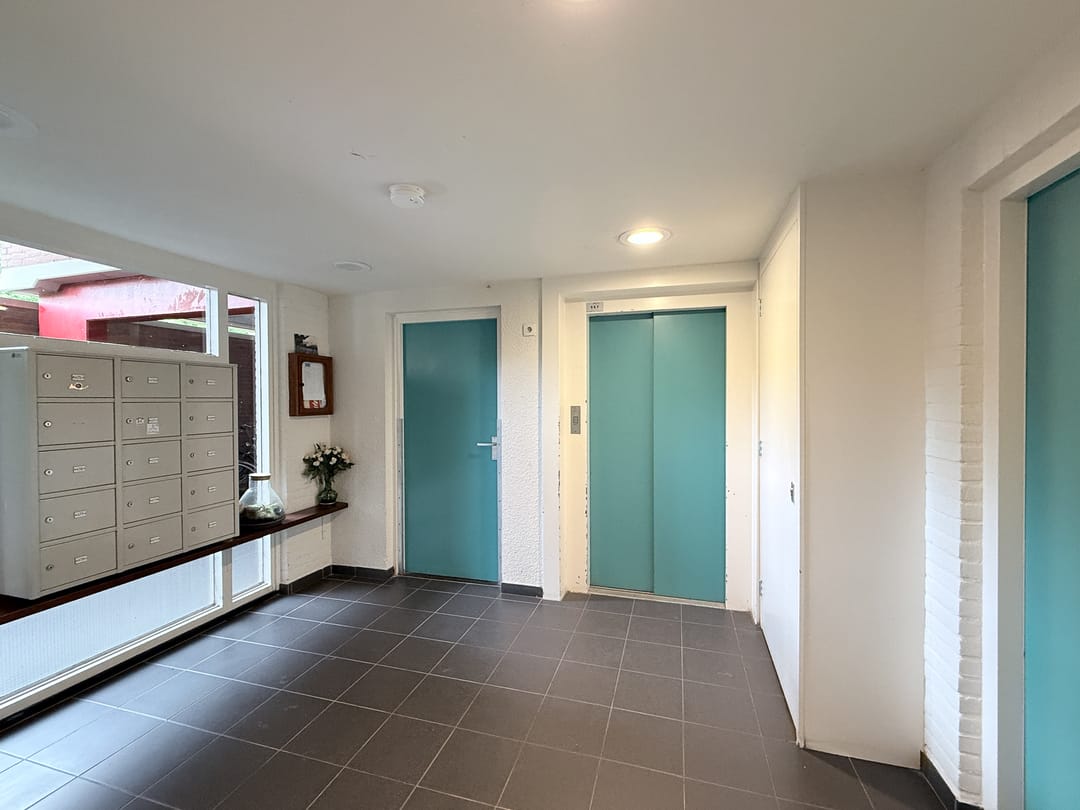 Spacious Corner Apartment with Park and Water Views Near Gaasperplas — 38