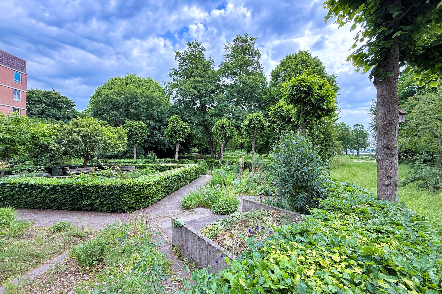 Spacious Corner Apartment with Park and Water Views Near Gaasperplas — 40