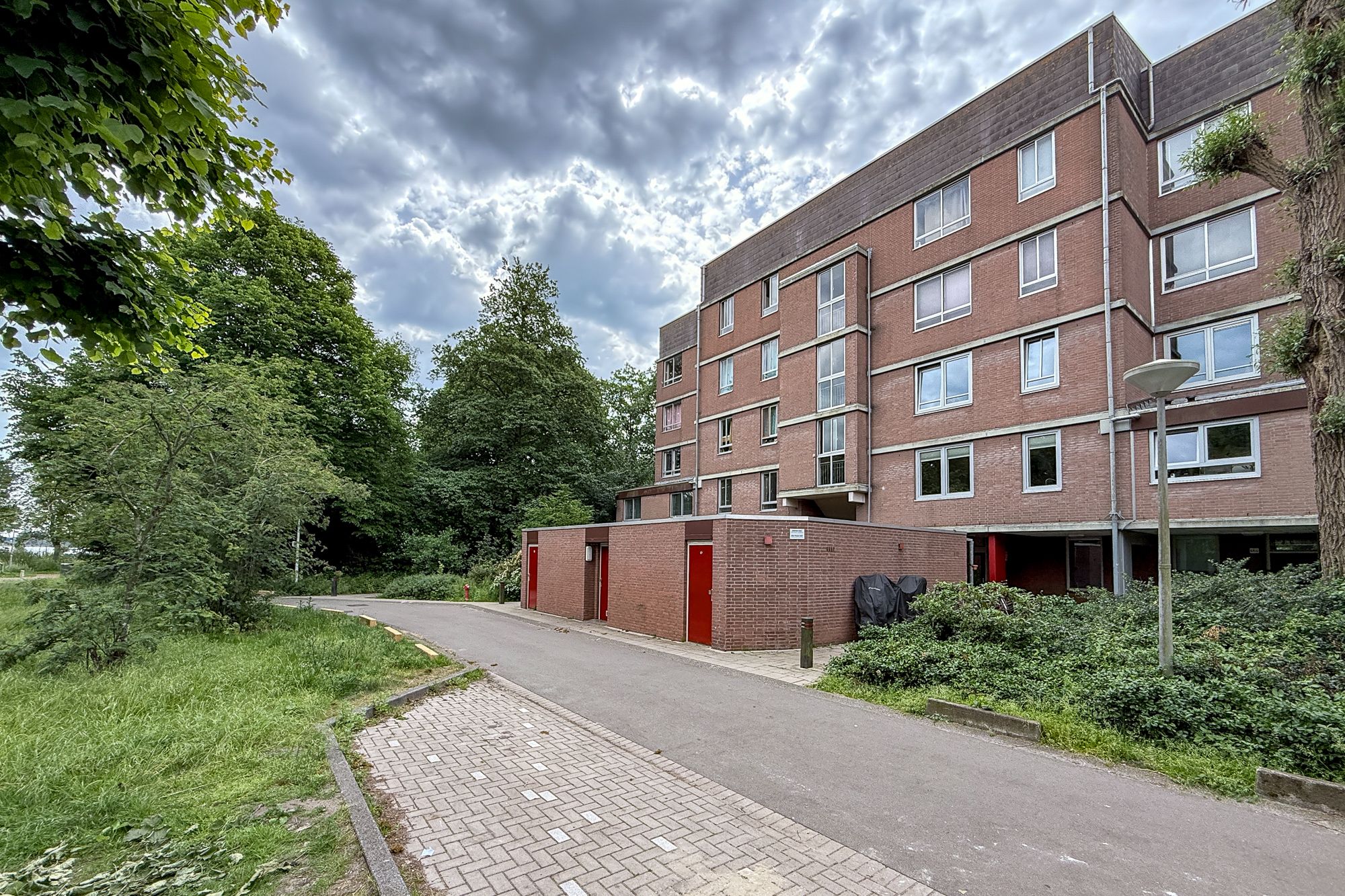 Spacious Corner Apartment with Park and Water Views Near Gaasperplas — 39