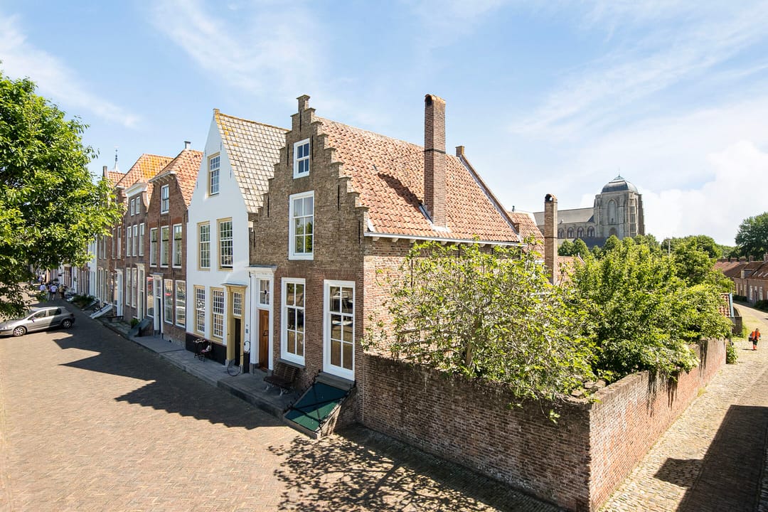 Monumental Casa Portuaria del Siglo XVI con Excepcional Jardín Inglés en la Histórica Veere