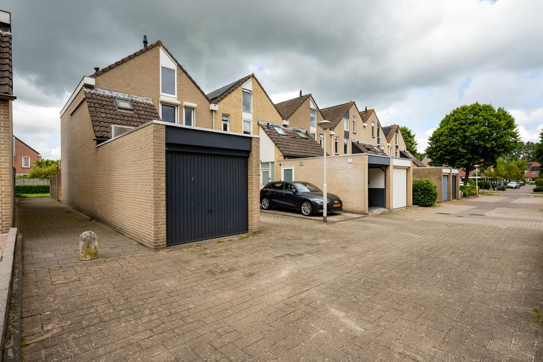 Fully modernized corner house with garage and sunny garden in Hoogerheide — 41
