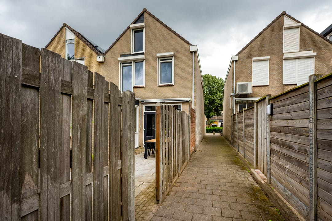 Fully modernized corner house with garage and sunny garden in Hoogerheide — 38