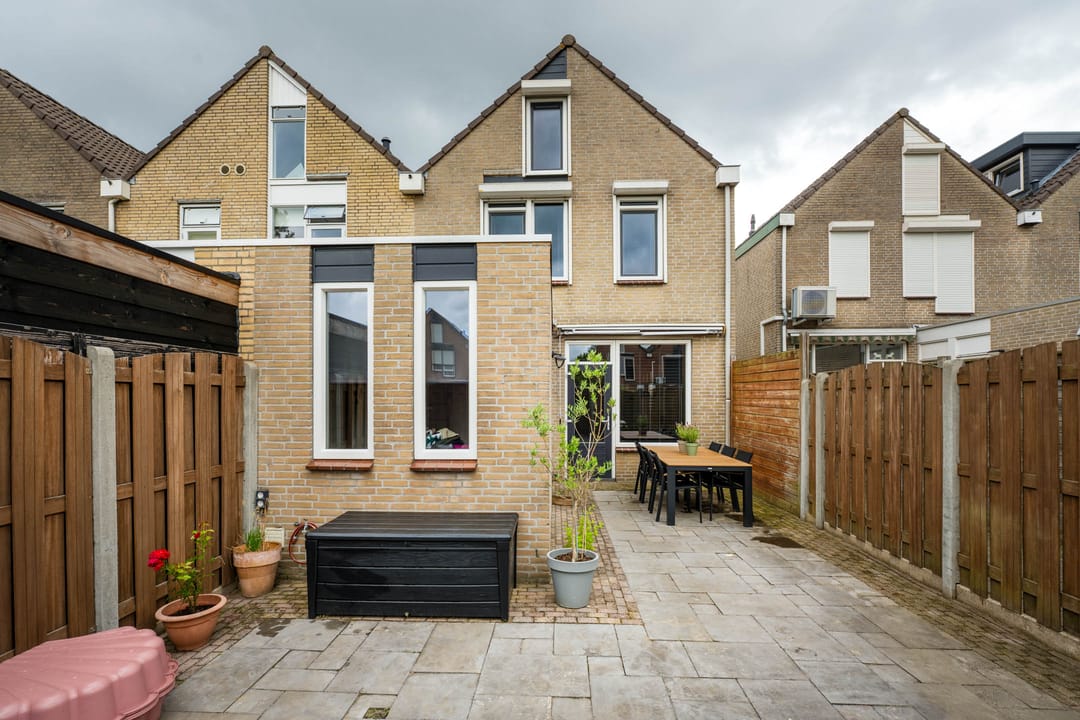 Fully modernized corner house with garage and sunny garden in Hoogerheide — 32