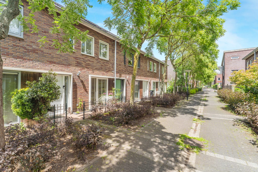Move-In Ready Family Home with Private Parking in Charming De Aker Neighborhood — 7