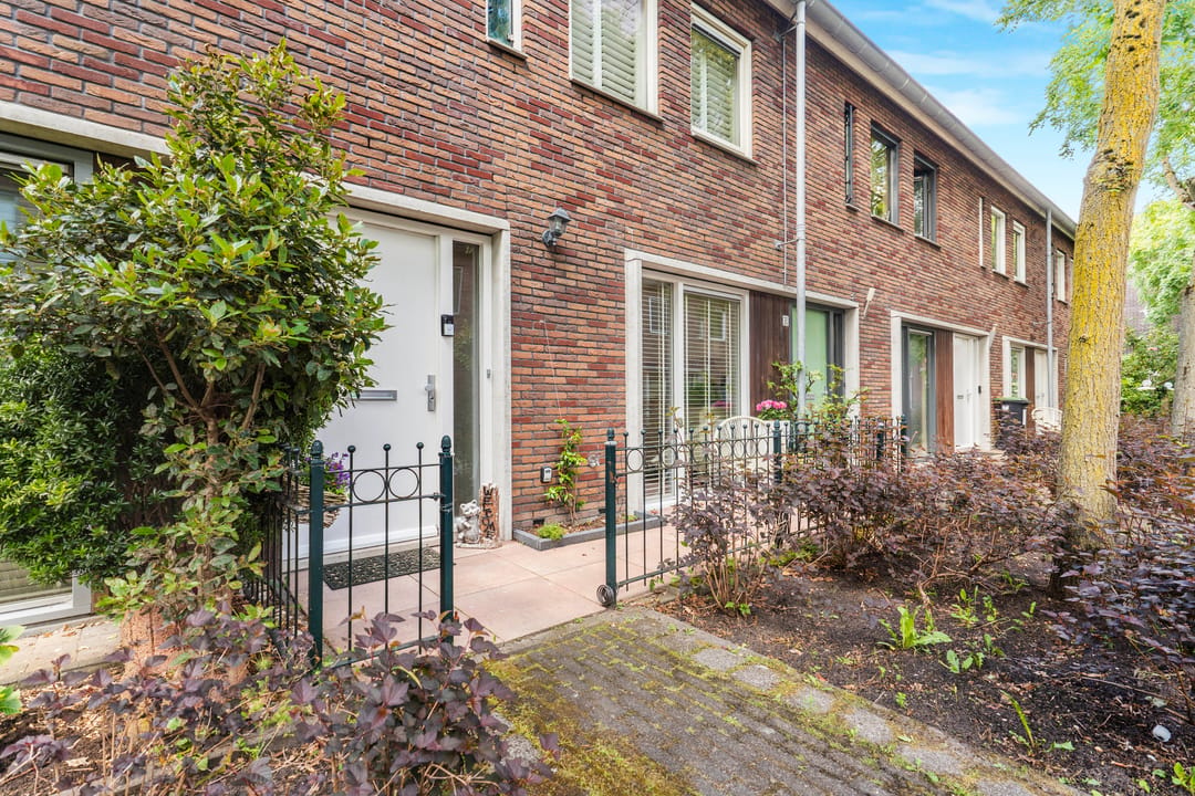 Move-In Ready Family Home with Private Parking in Charming De Aker Neighborhood — 38