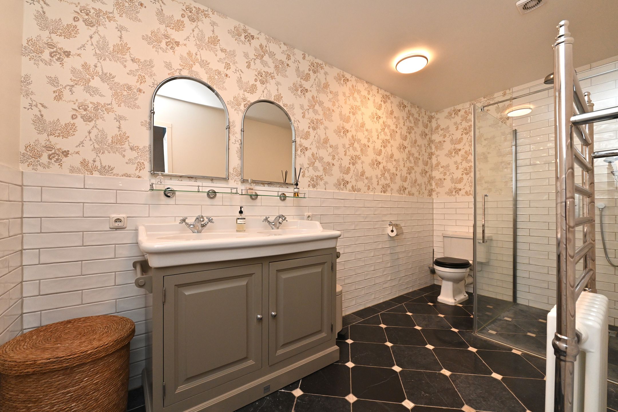 Stylishly Renovated 1911 Townhouse with Exceptional Garage in Steenbergen Center — 21