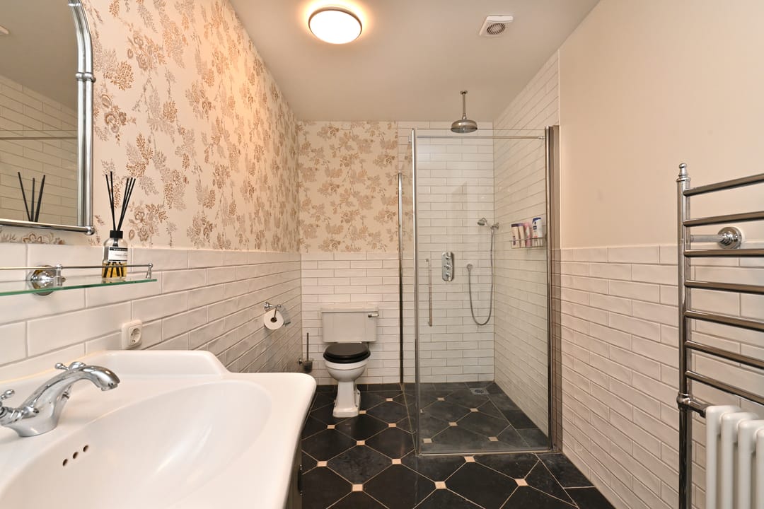 Stylishly Renovated 1911 Townhouse with Exceptional Garage in Steenbergen Center — 22