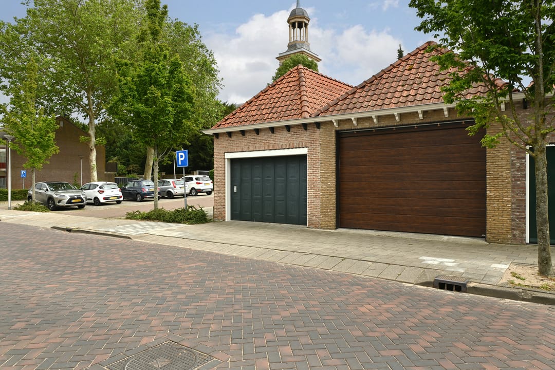 Stylishly Renovated 1911 Townhouse with Exceptional Garage in Steenbergen Center — 41