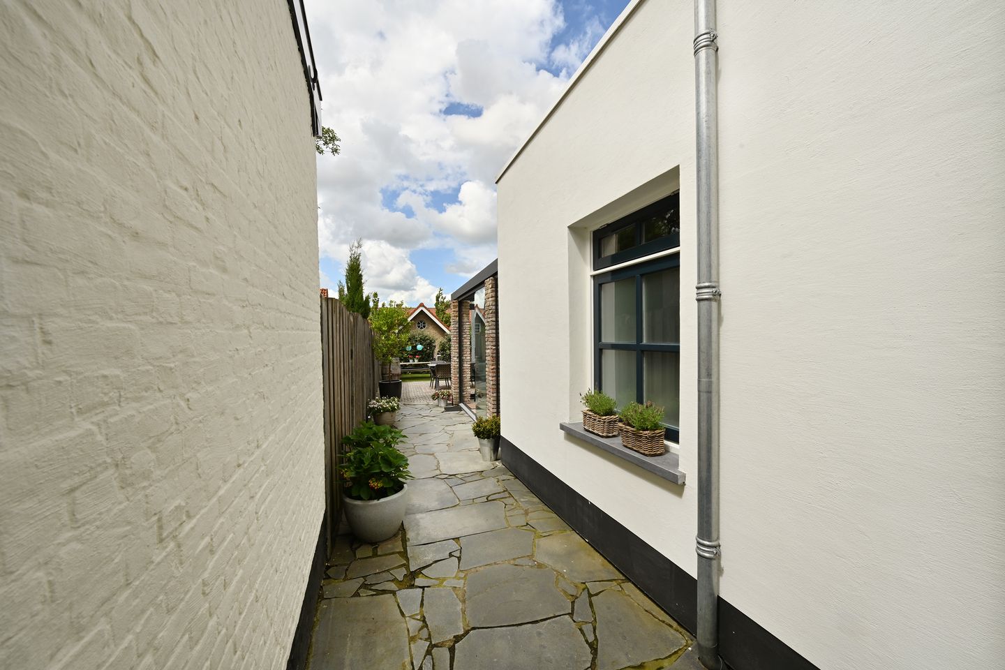 Stylishly Renovated 1911 Townhouse with Exceptional Garage in Steenbergen Center — 34