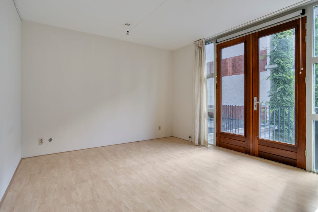 Light 2-Room Apartment with Private Parking in Sought-After Paleiskwartier — 13