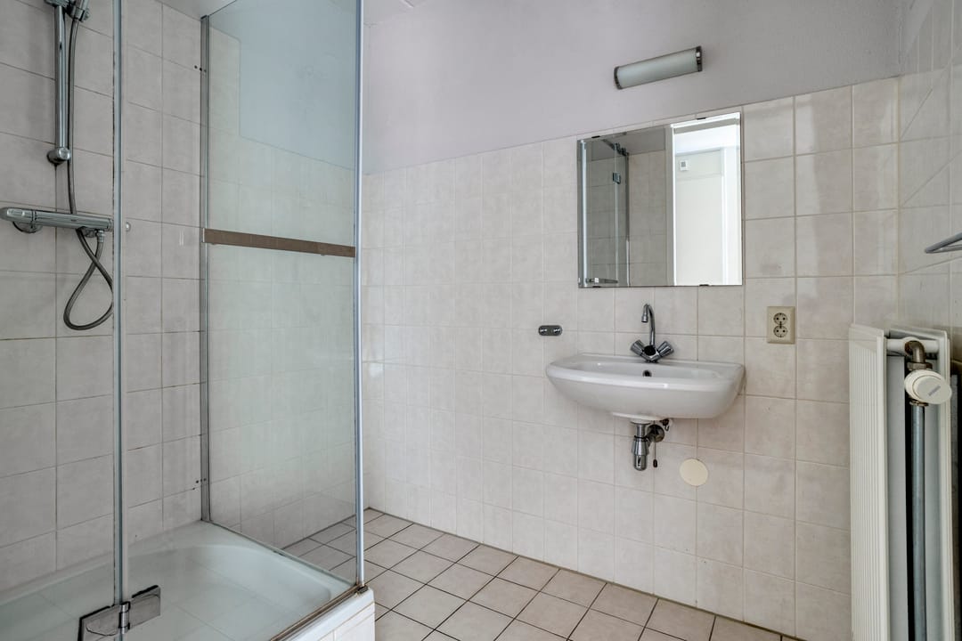 Light 2-Room Apartment with Private Parking in Sought-After Paleiskwartier — 16