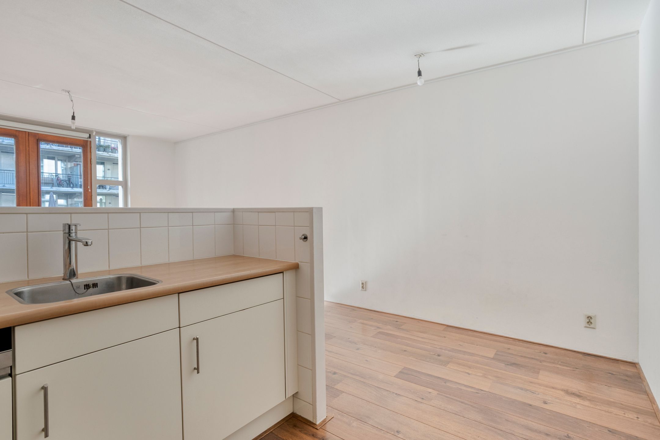 Light 2-Room Apartment with Private Parking in Sought-After Paleiskwartier — 9