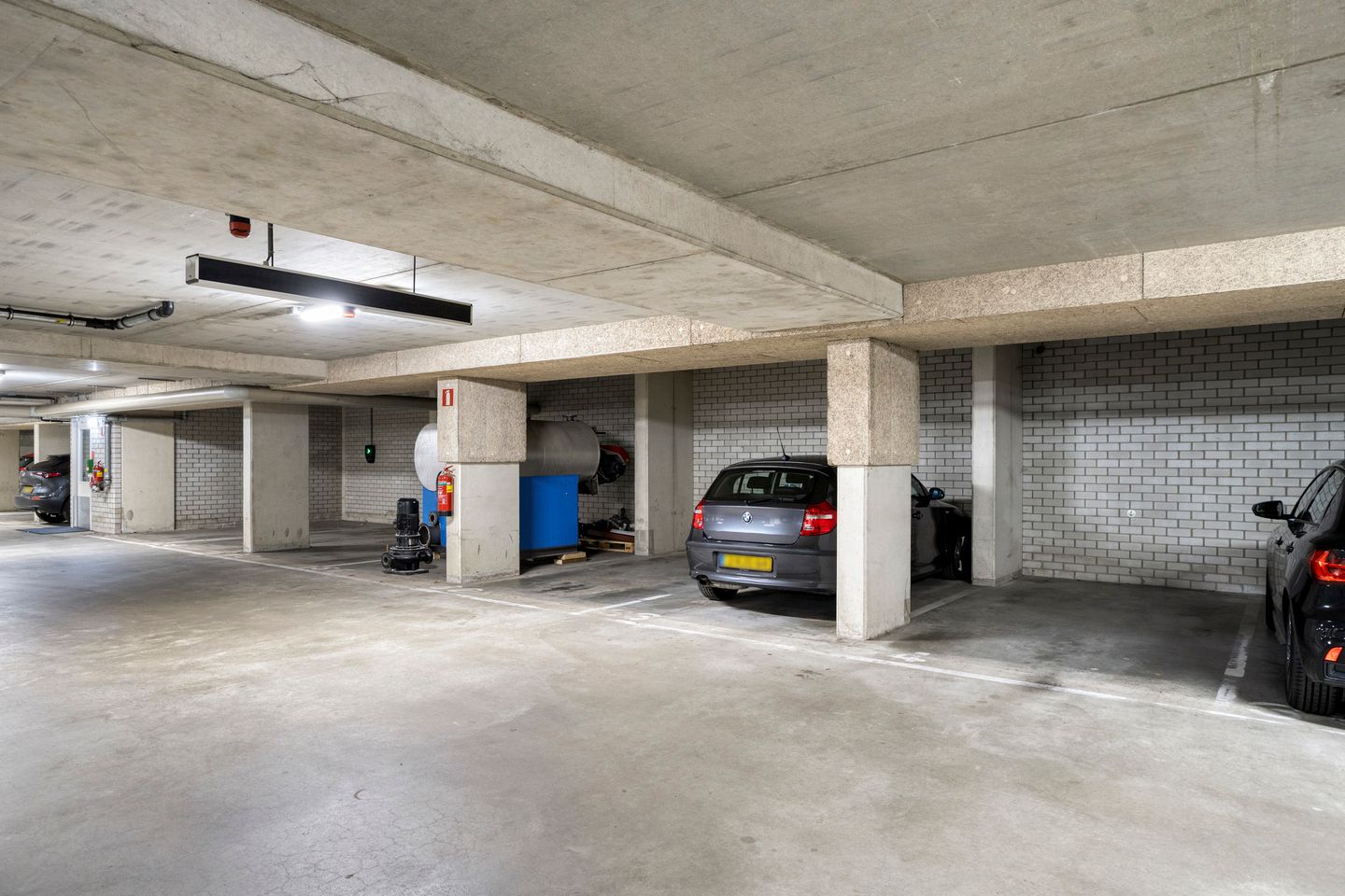 Light 2-Room Apartment with Private Parking in Sought-After Paleiskwartier — 19