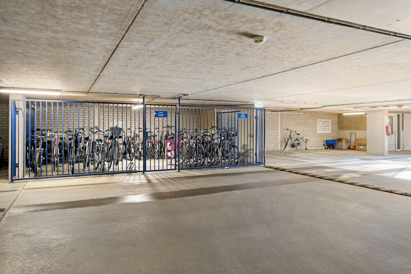 Light 2-Room Apartment with Private Parking in Sought-After Paleiskwartier — 20