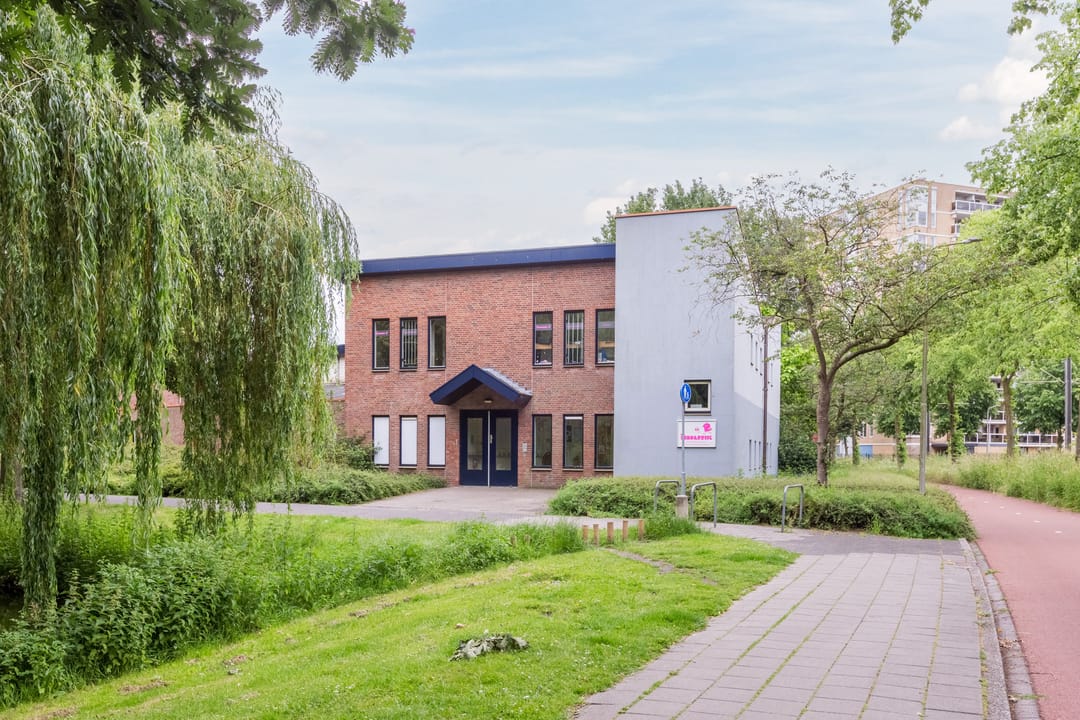 Spacious Renovated Family Home in Green and Child-Friendly Middenhoven — 38