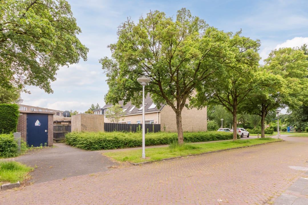 Spacious Renovated Family Home in Green and Child-Friendly Middenhoven — 37
