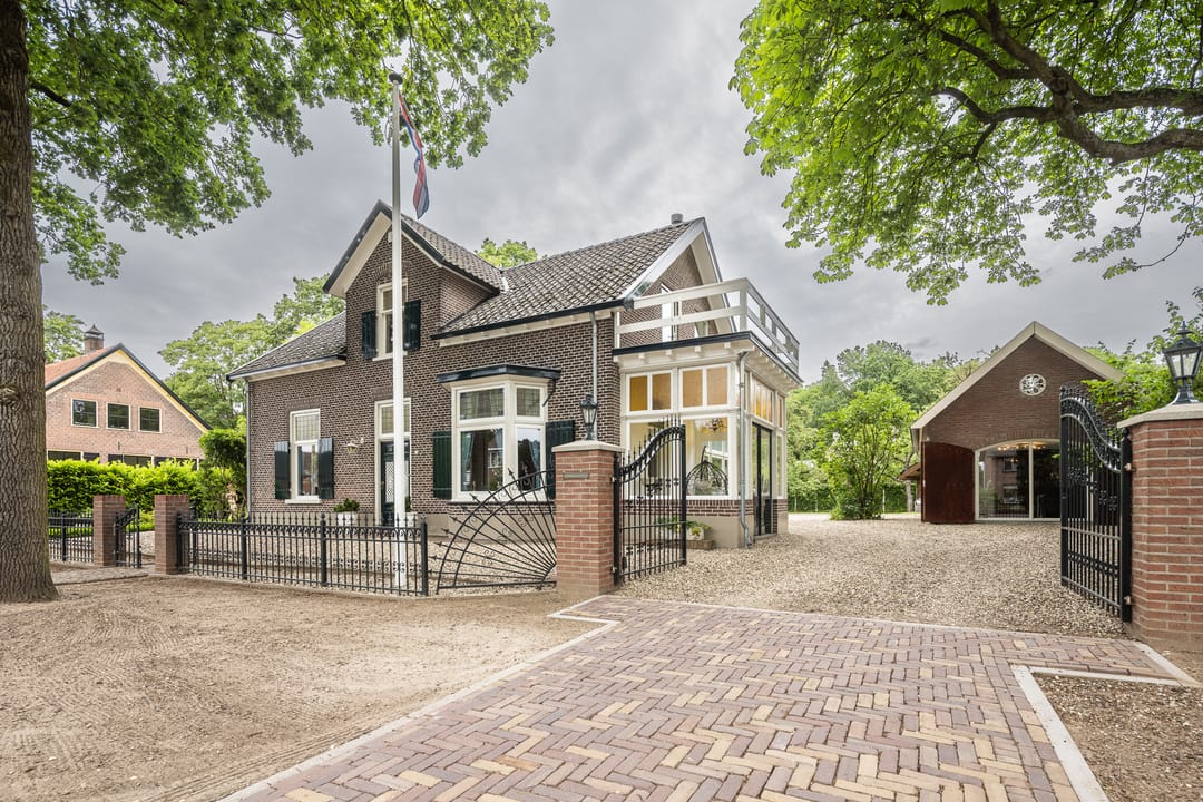 Completely Renovated Monumental Mansion with Two Independent Outbuildings in Forested Surroundings — 8