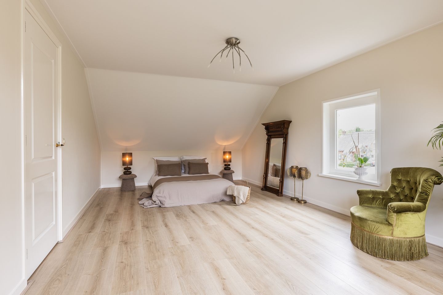 Completely Renovated Monumental Mansion with Two Independent Outbuildings in Forested Surroundings — 65