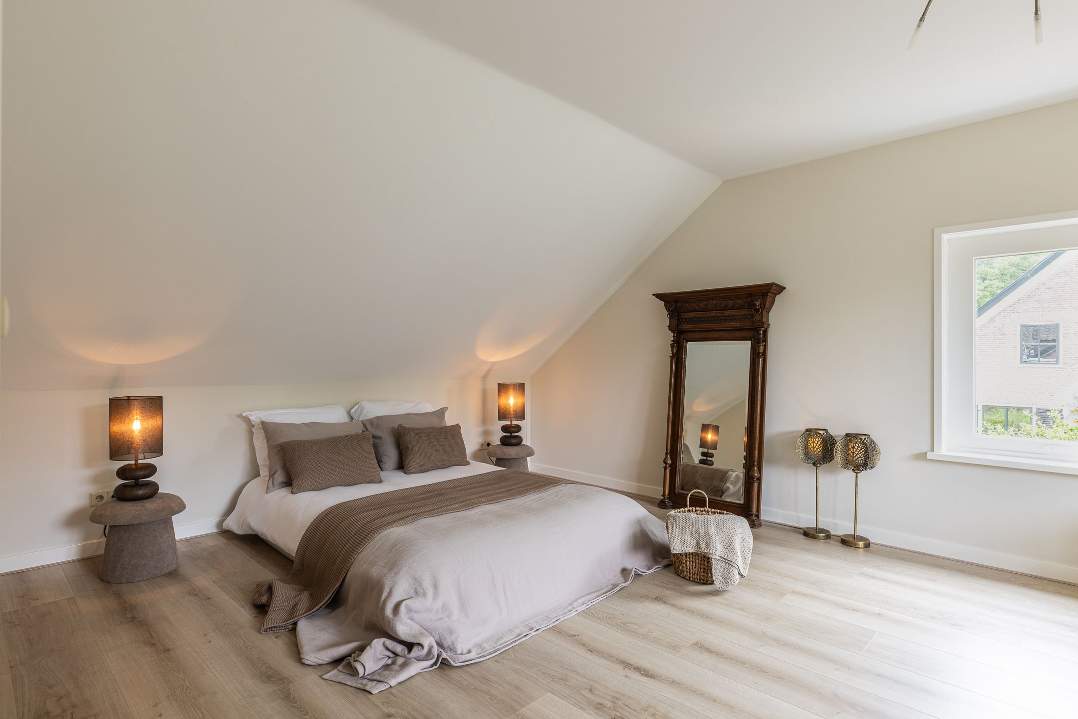 Completely Renovated Monumental Mansion with Two Independent Outbuildings in Forested Surroundings — 66
