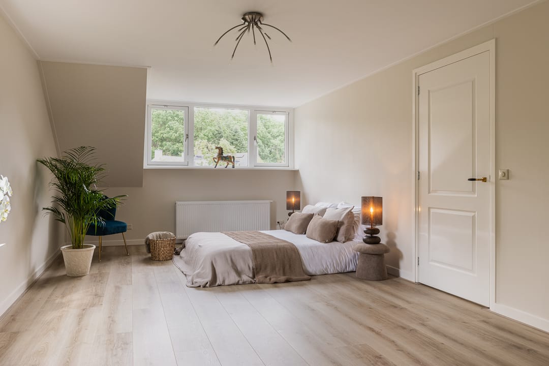Completely Renovated Monumental Mansion with Two Independent Outbuildings in Forested Surroundings — 62