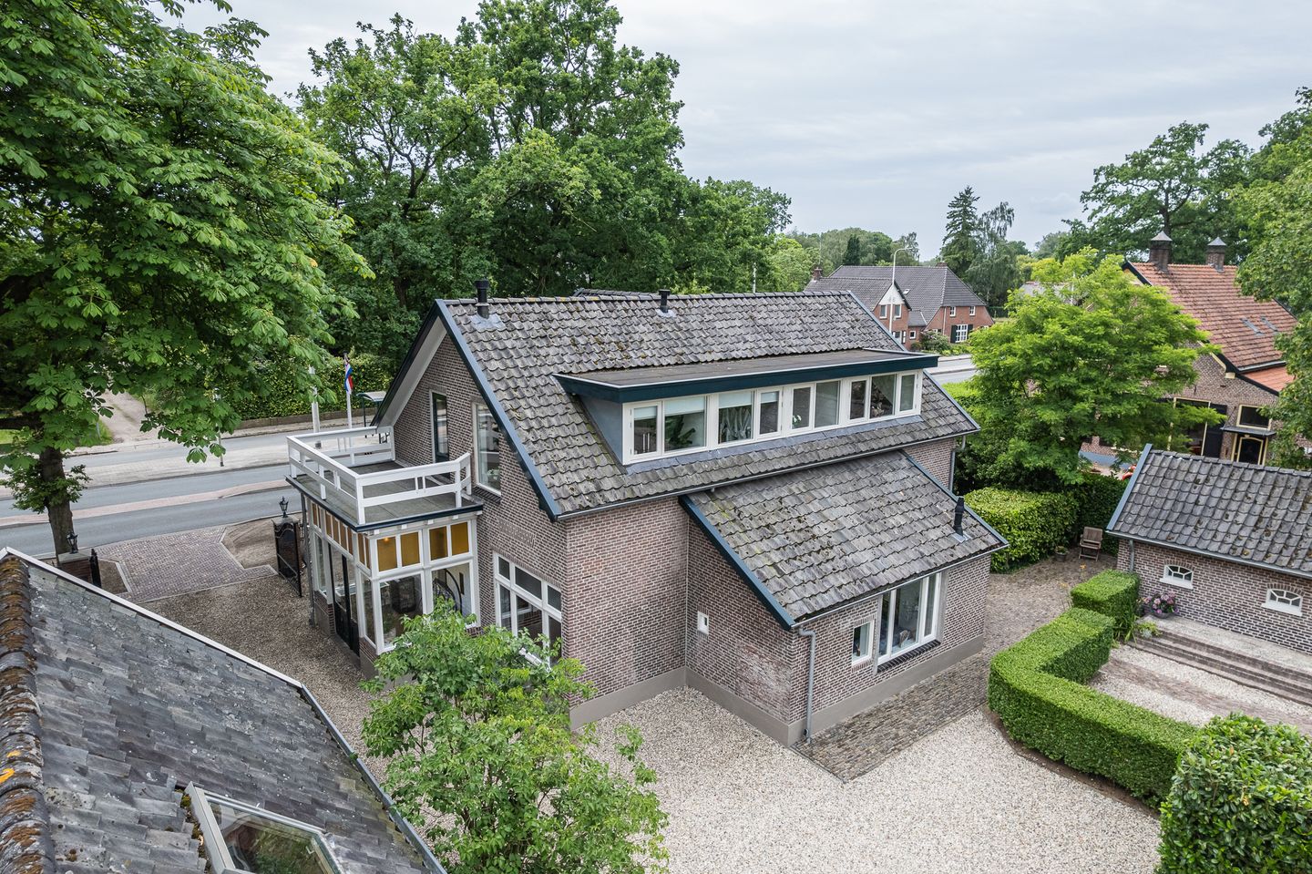 Completely Renovated Monumental Mansion with Two Independent Outbuildings in Forested Surroundings — 89