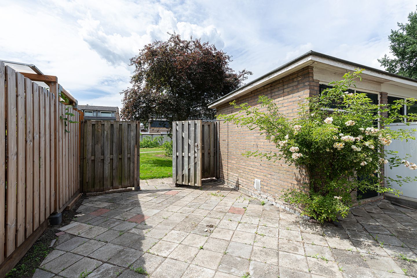 Starter Home with Sunny Southwest Garden in Quiet Papendrecht Neighborhood — 19