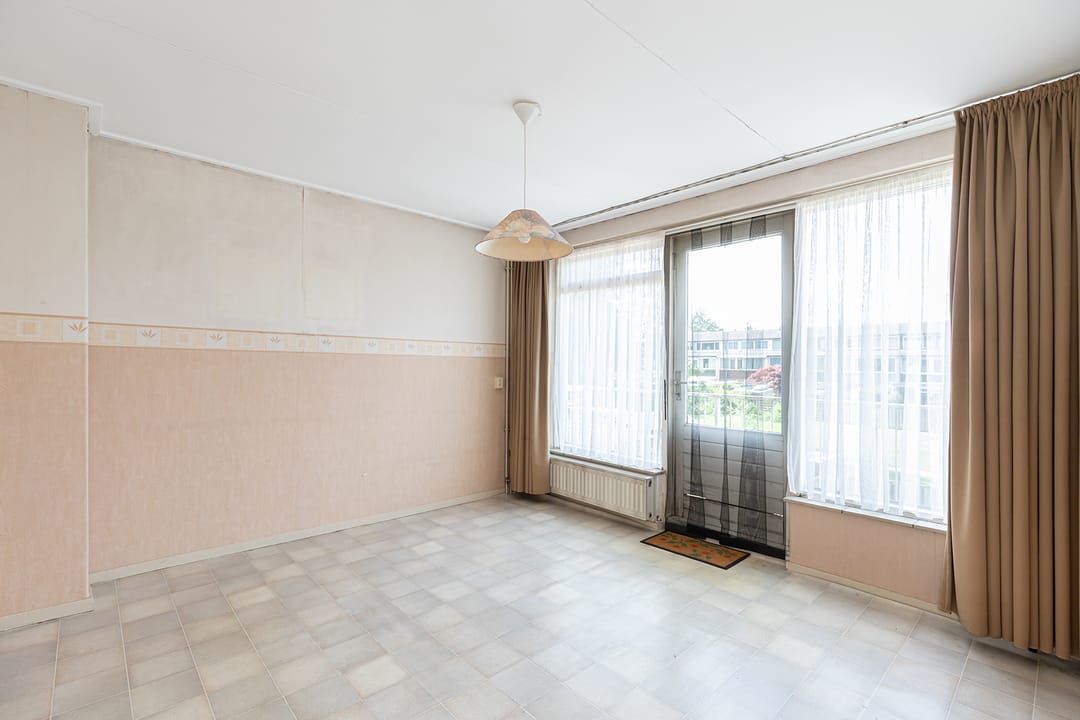 Starter Home with Sunny Southwest Garden in Quiet Papendrecht Neighborhood — 11