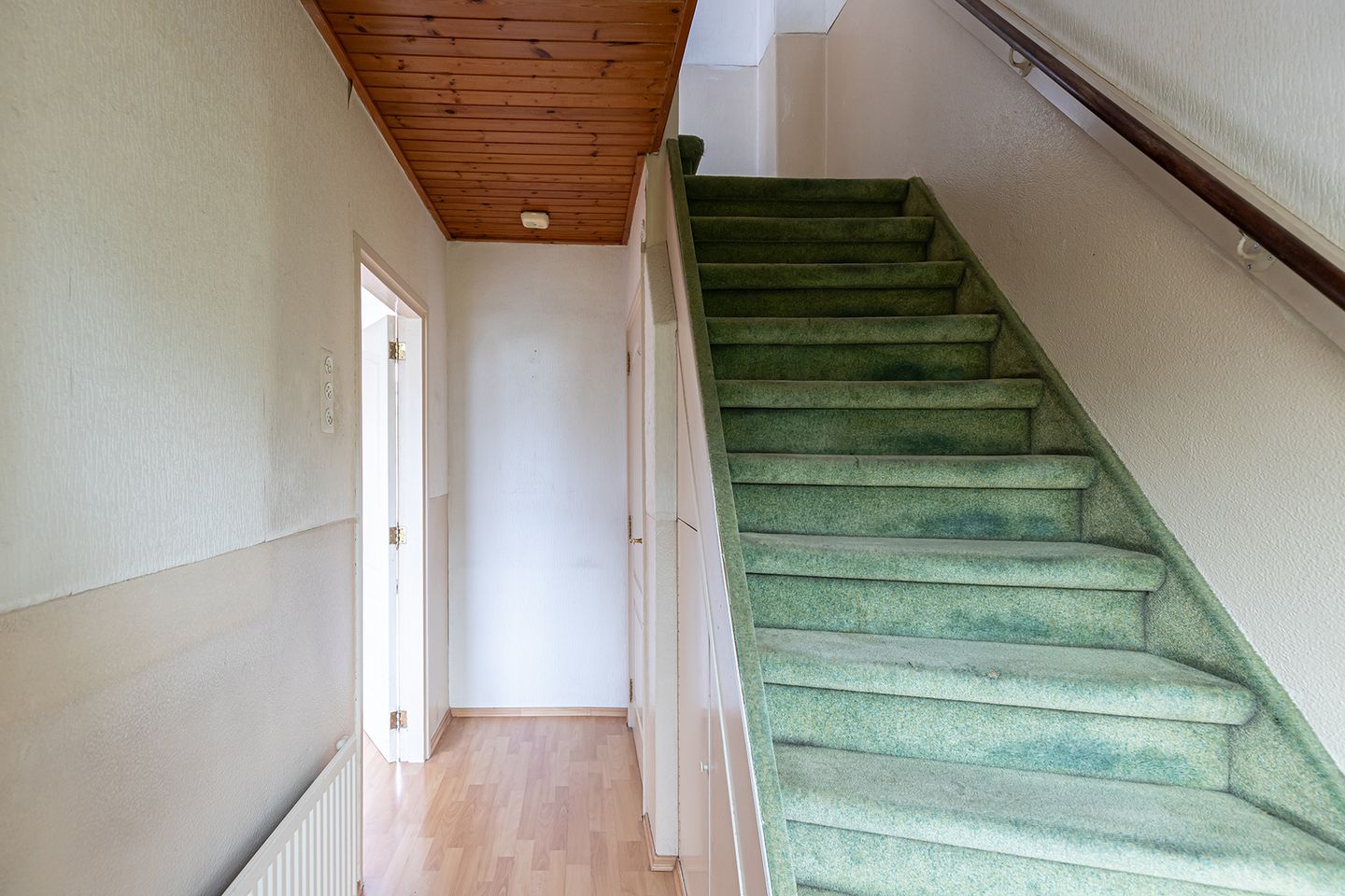 Starter Home with Sunny Southwest Garden in Quiet Papendrecht Neighborhood — 10