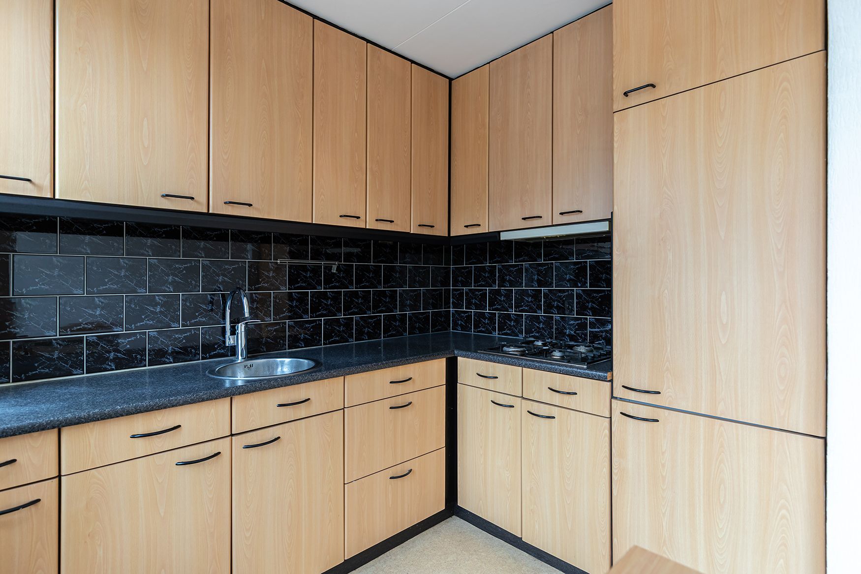 Starter Home with Sunny Southwest Garden in Quiet Papendrecht Neighborhood — 9