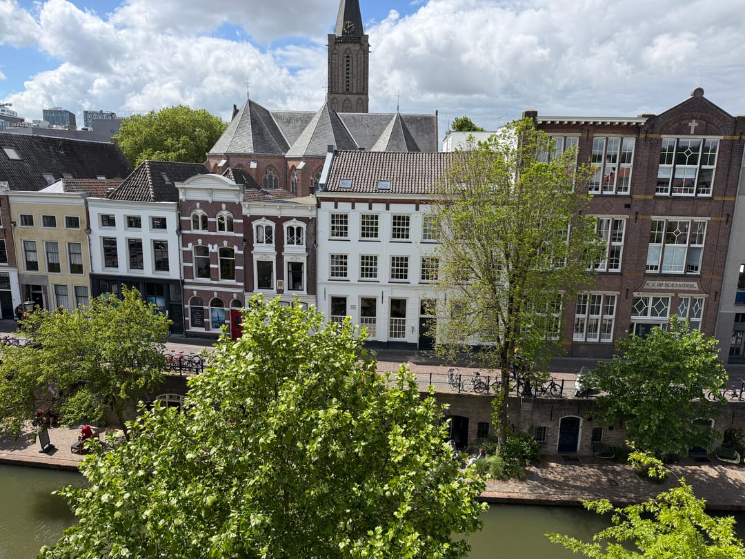 Cozy Canal Apartment with Sun Deck and Panoramic Utrecht Views — 17