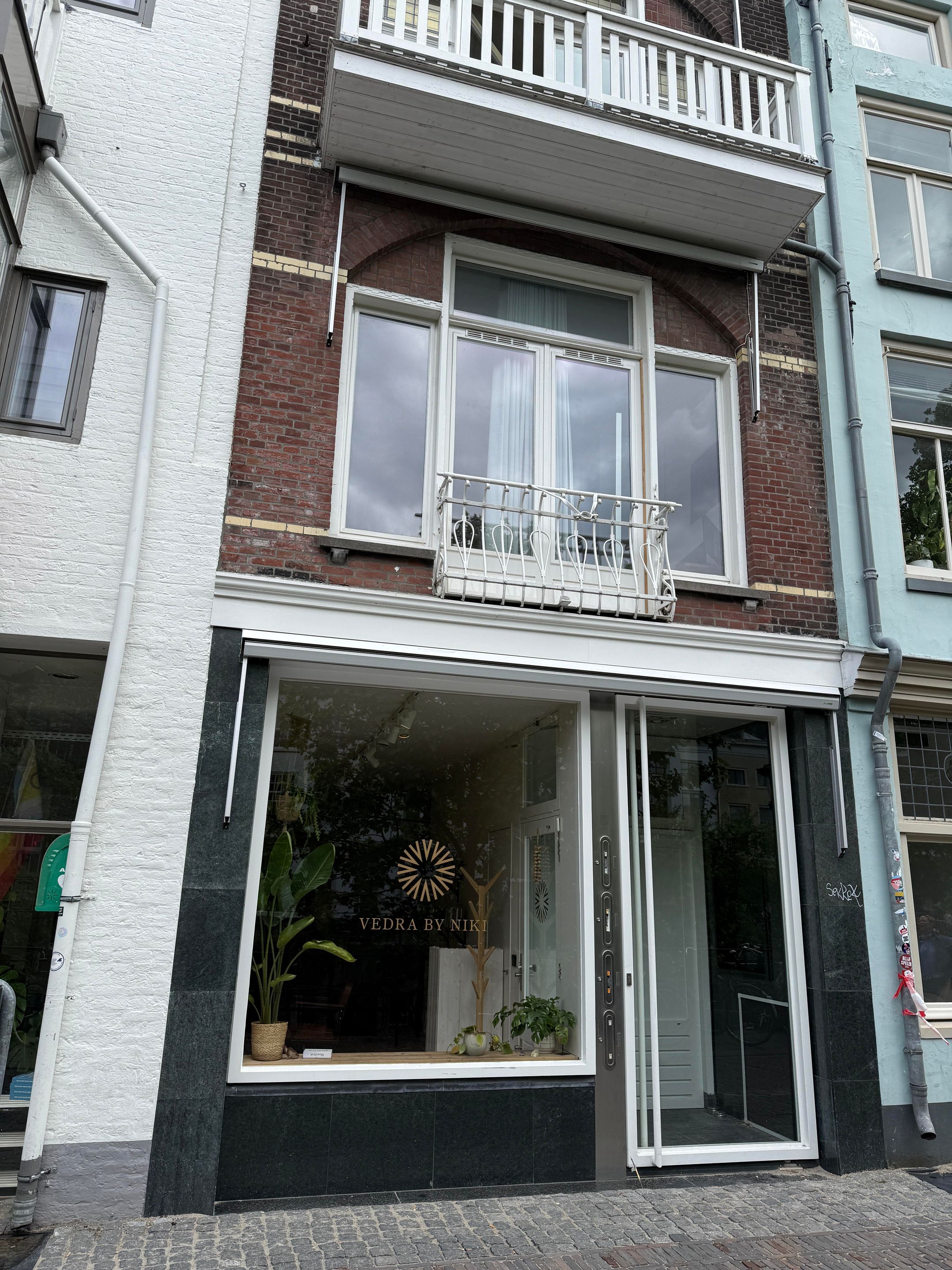 Cozy Canal Apartment with Sun Deck and Panoramic Utrecht Views — 18