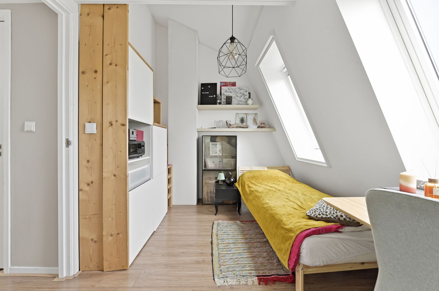 Spacious Renovated Townhouse in Historic Delft Center with Four Bedrooms and Two Bathrooms — 40