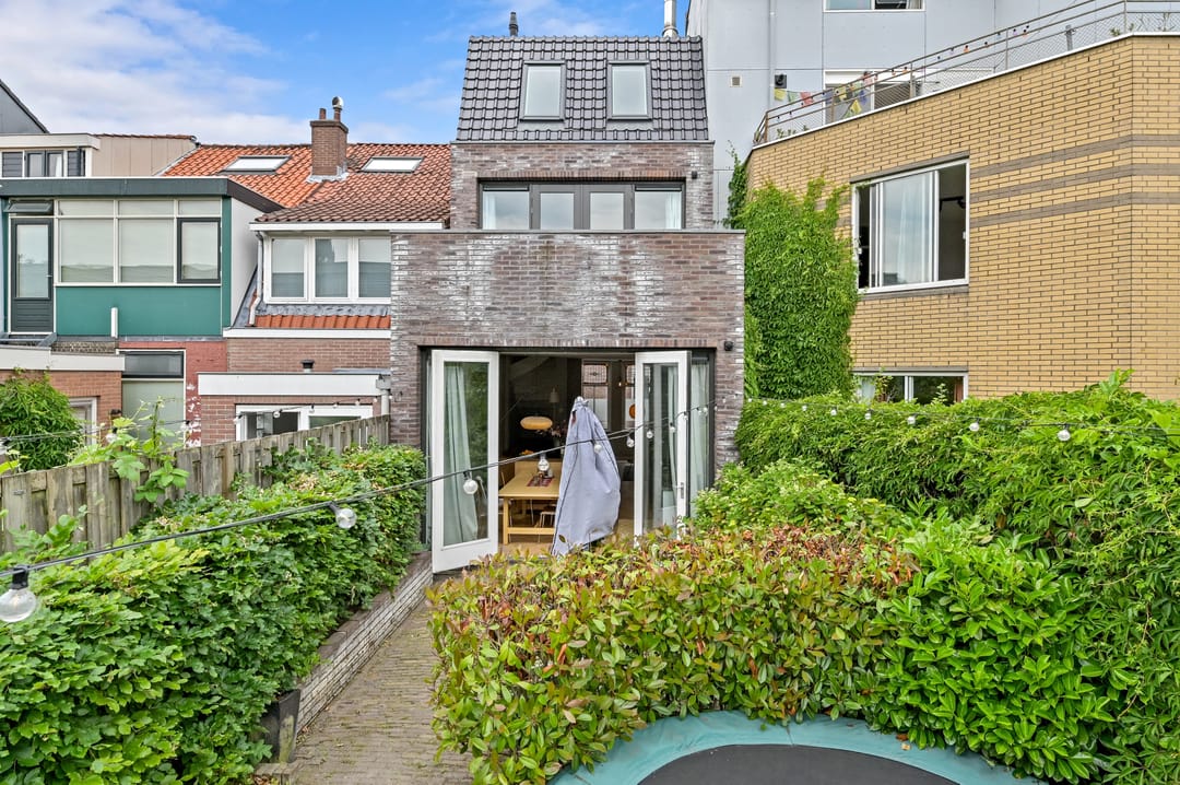 Spacious Renovated Townhouse in Historic Delft Center with Four Bedrooms and Two Bathrooms — 11