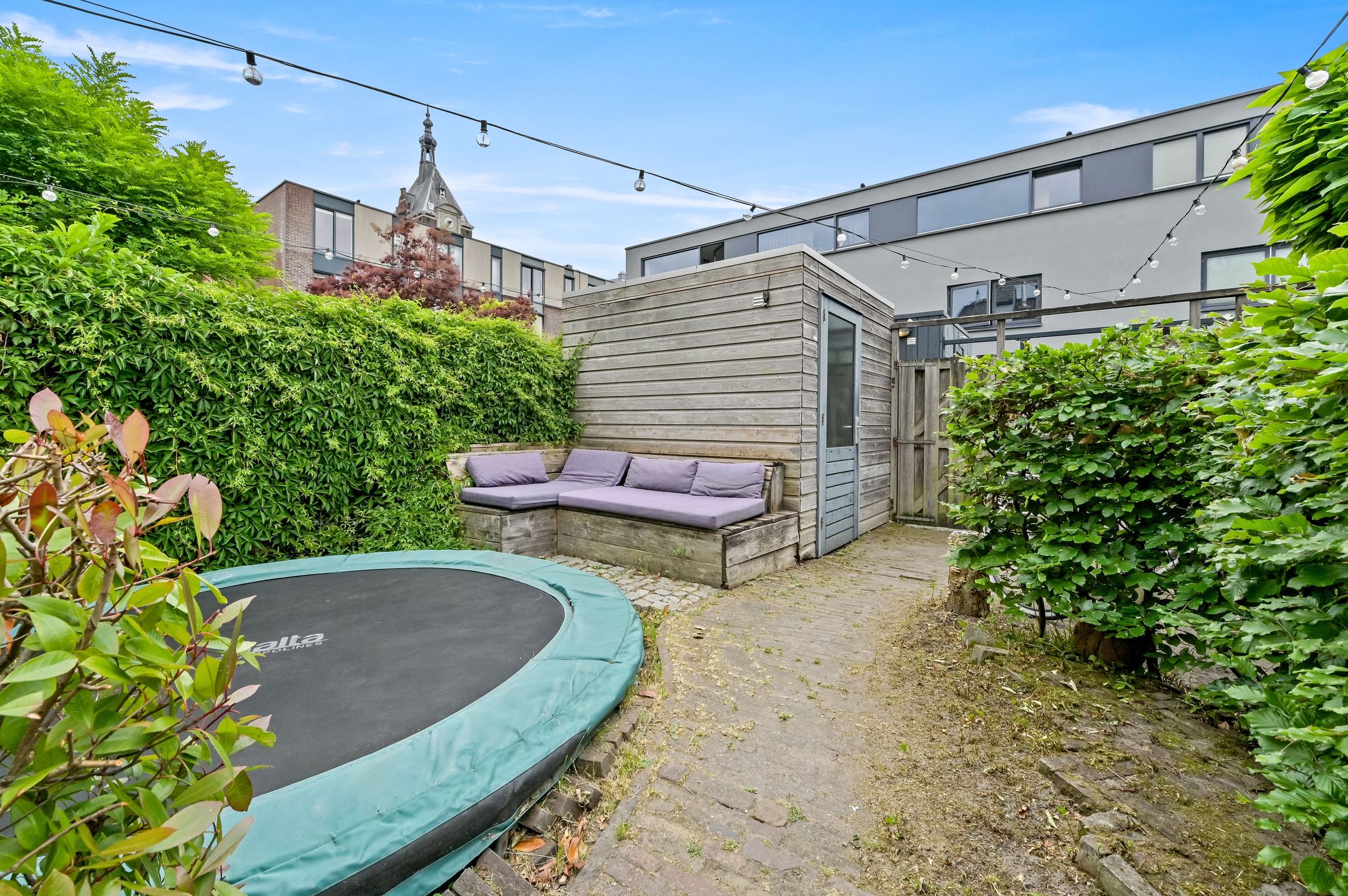 Spacious Renovated Townhouse in Historic Delft Center with Four Bedrooms and Two Bathrooms — 12