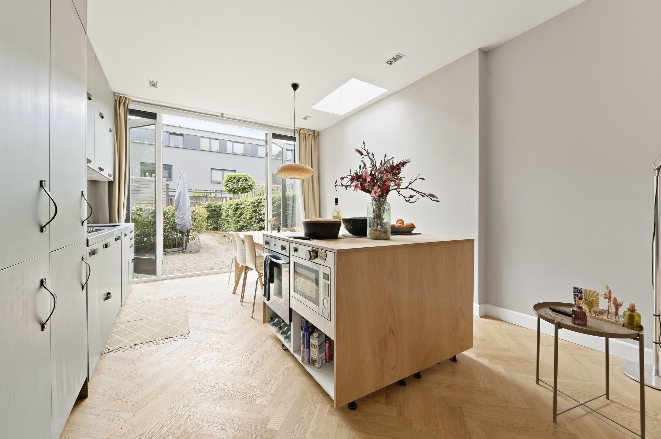 Spacious Renovated Townhouse in Historic Delft Center with Four Bedrooms and Two Bathrooms — 9
