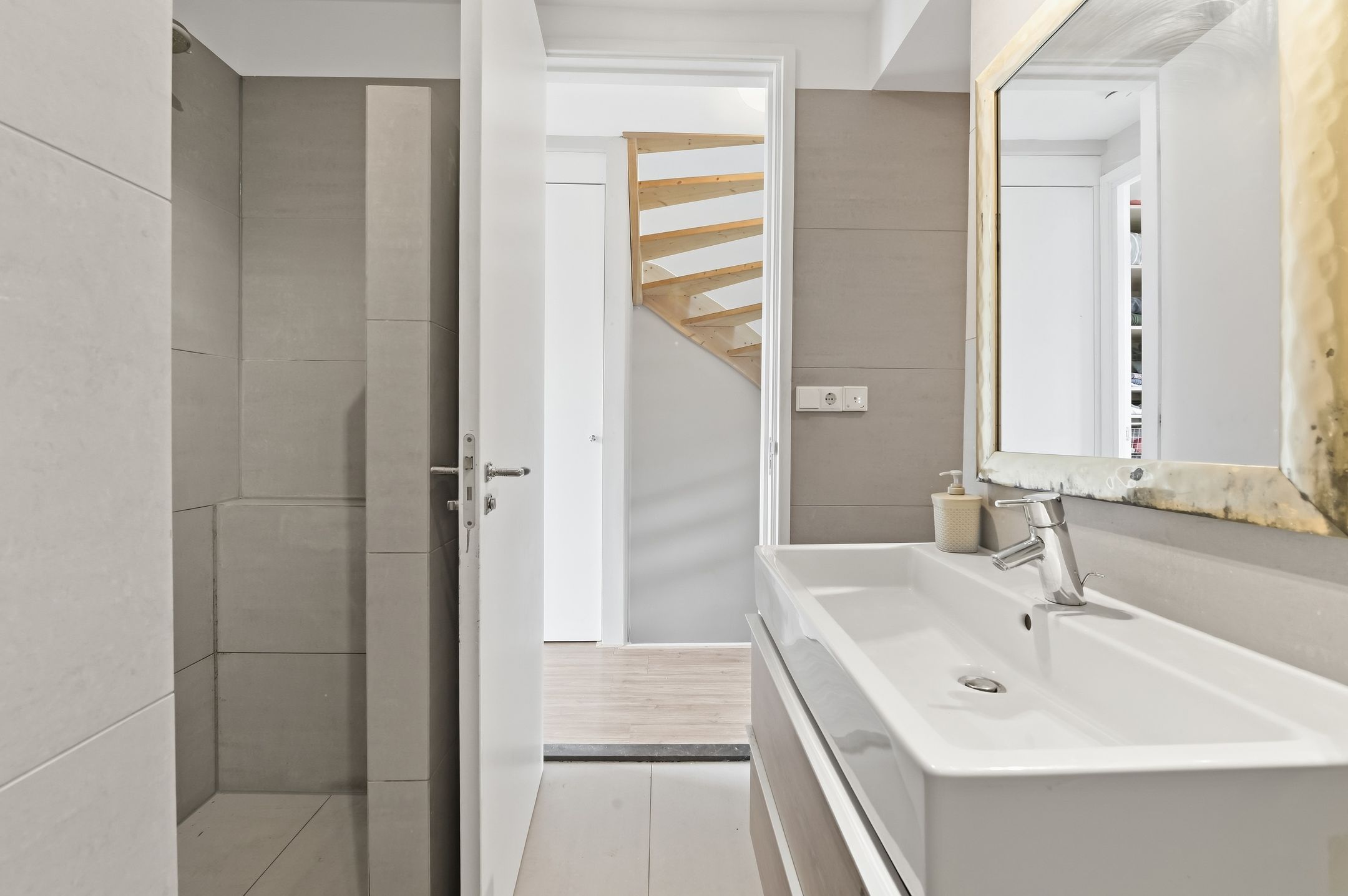 Spacious Renovated Townhouse in Historic Delft Center with Four Bedrooms and Two Bathrooms — 21