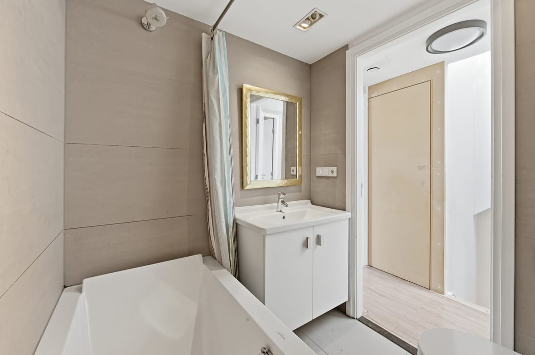 Spacious Renovated Townhouse in Historic Delft Center with Four Bedrooms and Two Bathrooms — 37