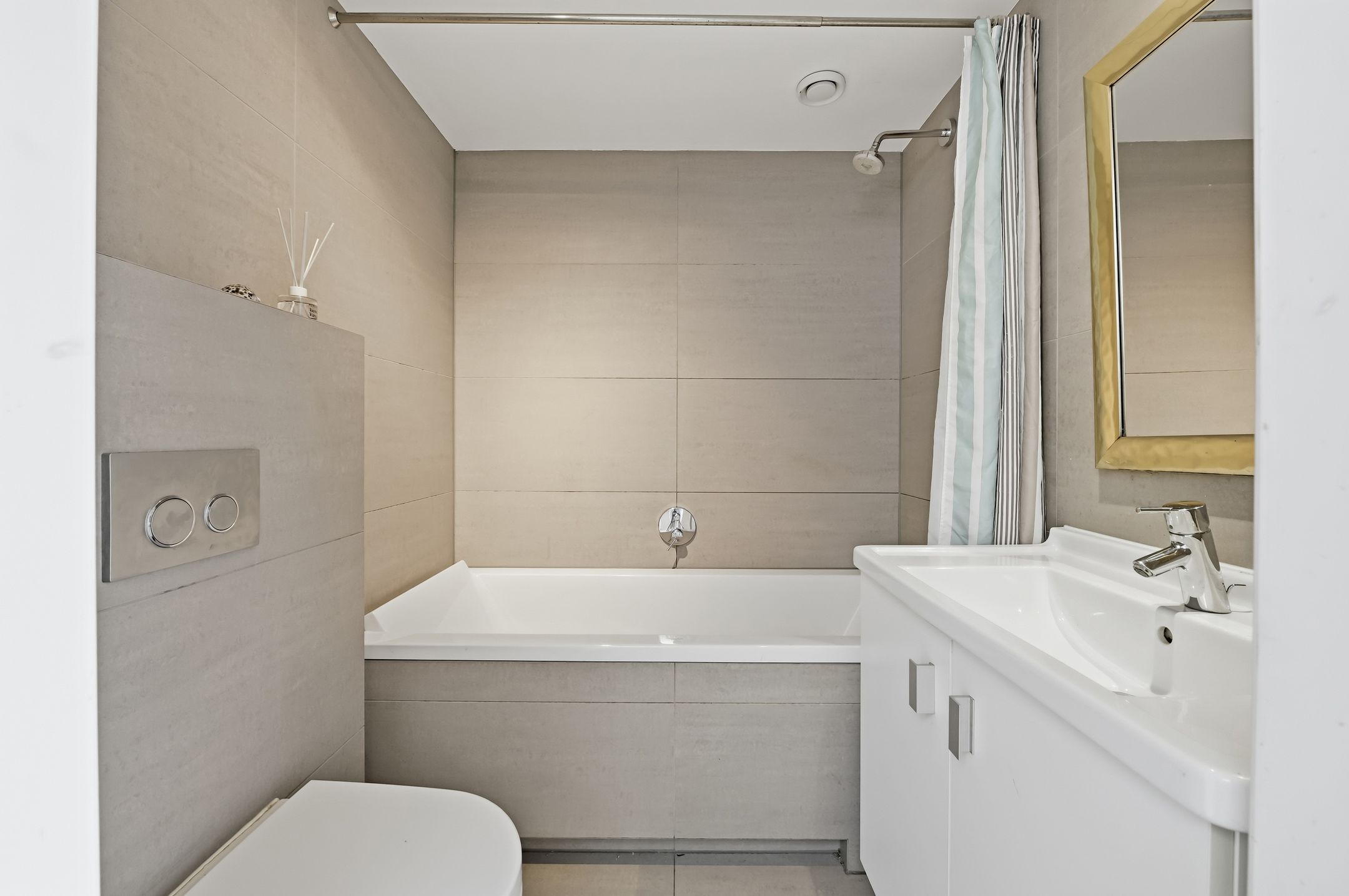 Spacious Renovated Townhouse in Historic Delft Center with Four Bedrooms and Two Bathrooms — 36