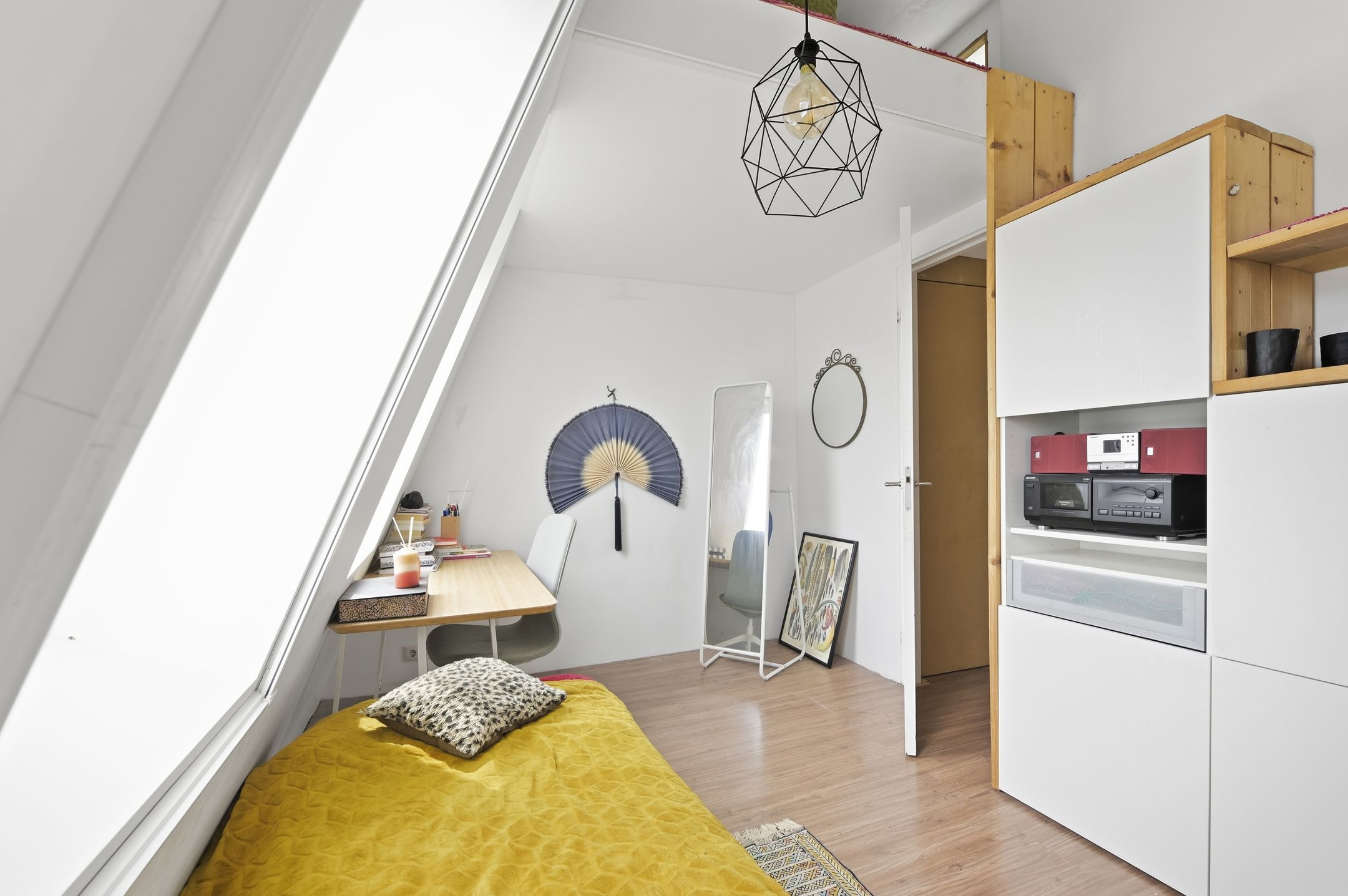 Spacious Renovated Townhouse in Historic Delft Center with Four Bedrooms and Two Bathrooms — 39