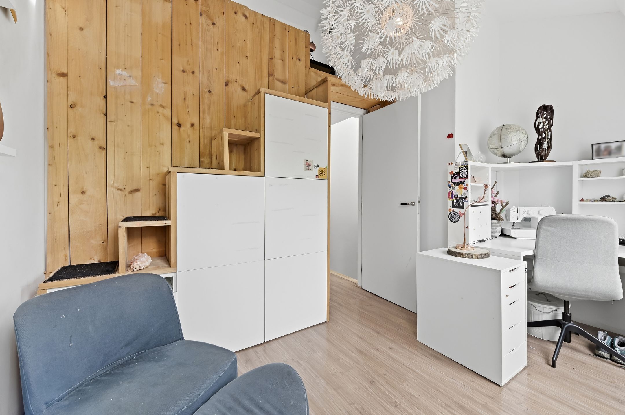 Spacious Renovated Townhouse in Historic Delft Center with Four Bedrooms and Two Bathrooms — 30