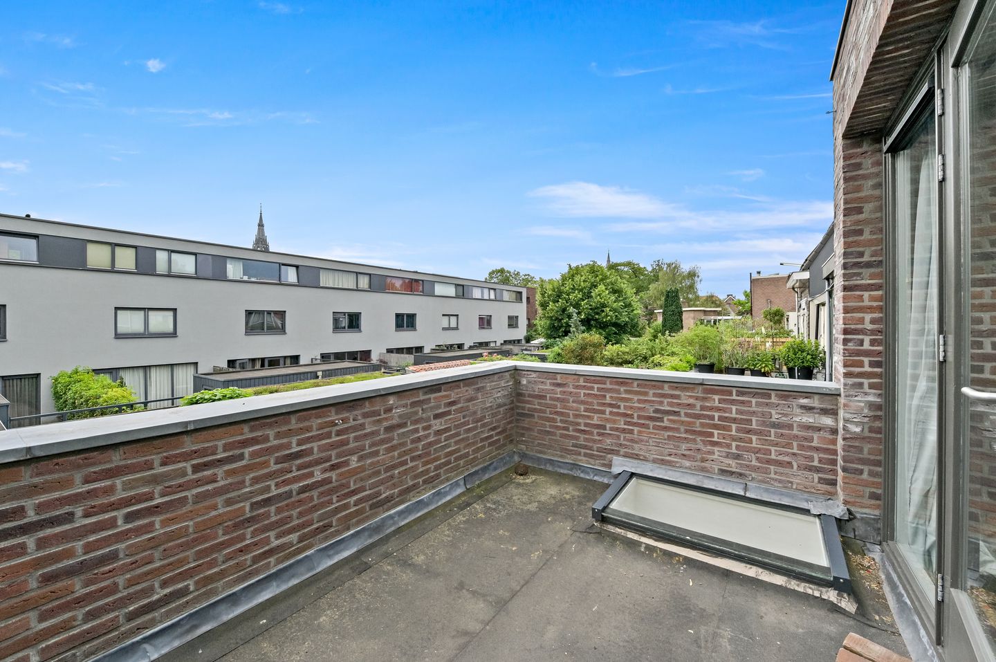 Spacious Renovated Townhouse in Historic Delft Center with Four Bedrooms and Two Bathrooms — 25