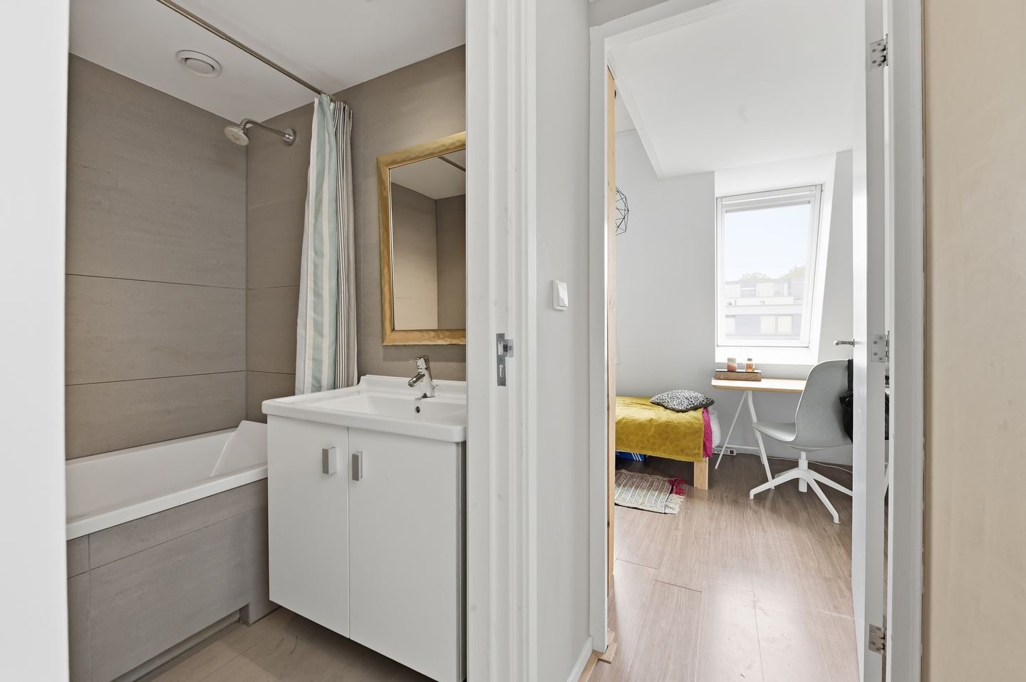 Spacious Renovated Townhouse in Historic Delft Center with Four Bedrooms and Two Bathrooms — 35