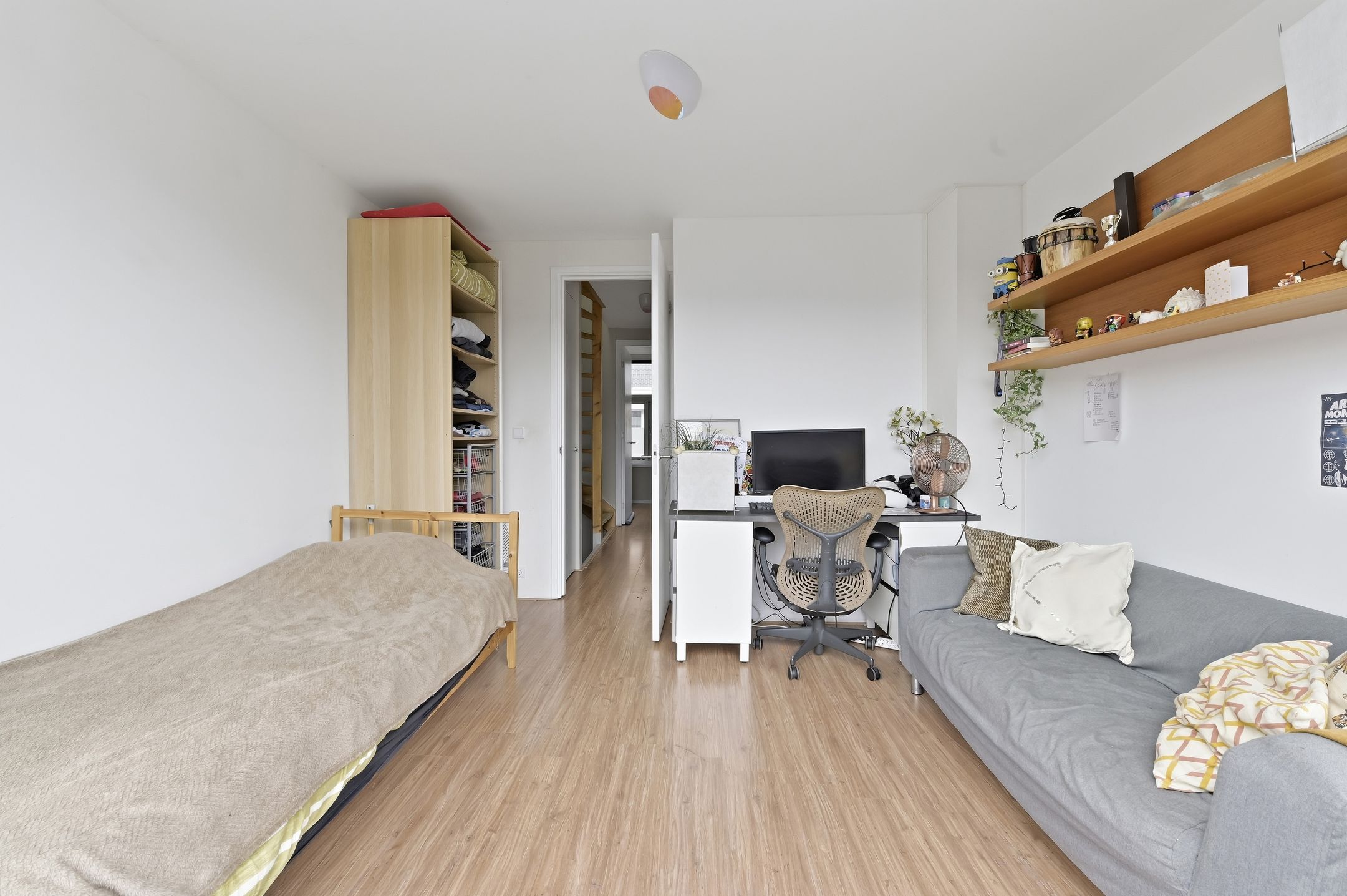 Spacious Renovated Townhouse in Historic Delft Center with Four Bedrooms and Two Bathrooms — 24