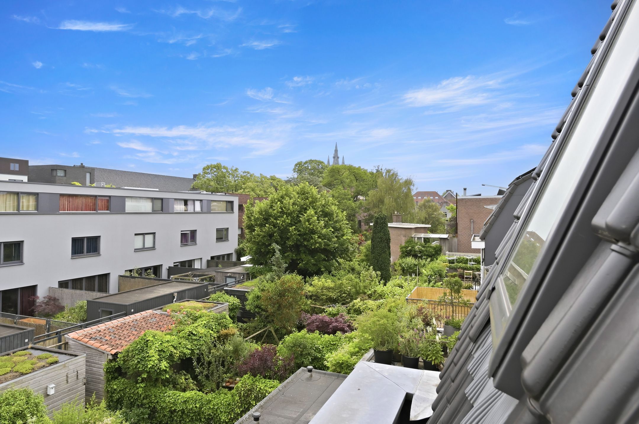 Spacious Renovated Townhouse in Historic Delft Center with Four Bedrooms and Two Bathrooms — 42