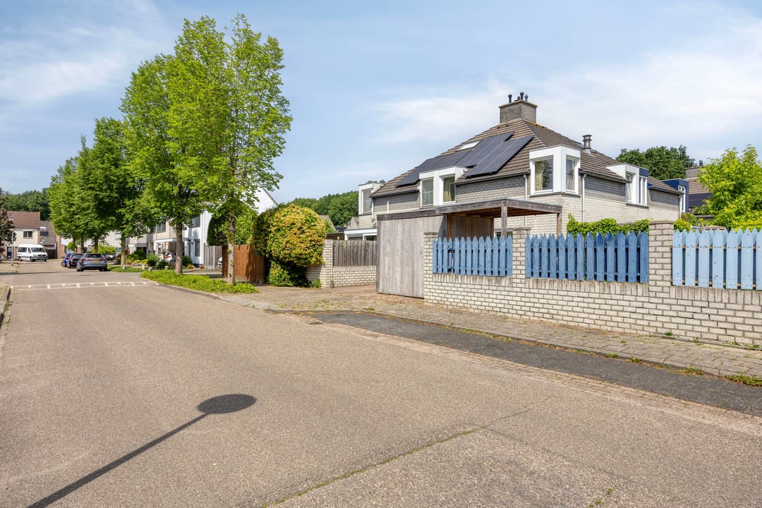 Renovated Family Home with Spacious Garden and Private Driveway in Child-Friendly Abersland — 26
