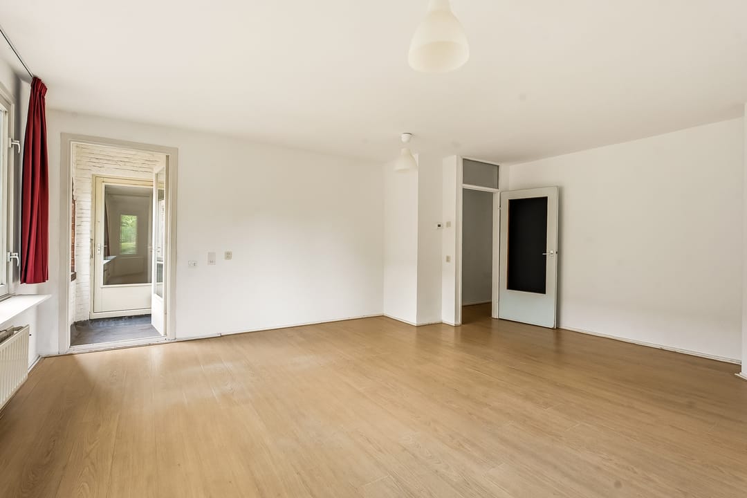 Spacious 3-Bedroom Apartment with Multiple Balconies in De Pijp — 8